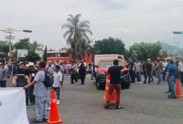 Caos en Atlixco; artesanos de Veracruz bloquean corredor gastronómico