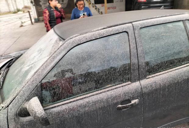 Lluvia de ceniza alerta a vecinos de la región de Texmelucan