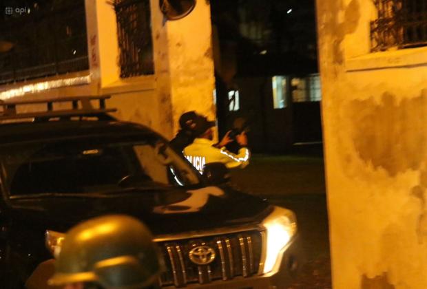 VIDEO Policías irrumpen en la embajada de México en Quito