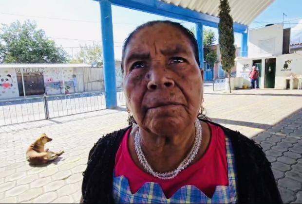 Denuncia mujer indígena presunta estafa de sucursal de banco Azteca en Atlixco