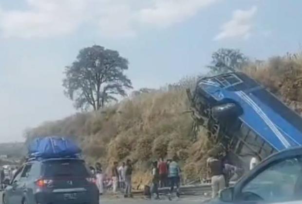 Vuelca camión de pasajeros en la México-Puebla; reportan 4 muertos