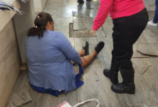 VIDEO Se despega el piso del Mercado en Texmelucan y genera accidentes