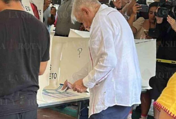 AMLO acude a votar en histórica elección judicial desde Chiapas