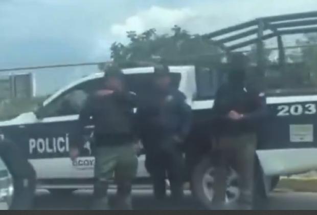 Tras persecución y presunta balacera detienen a un hombre sobre la lateral de la Atlixcáyotl