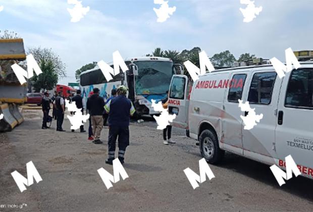 Tráiler embiste a camión de pasajeros de Estrella Roja en Texmelucan
