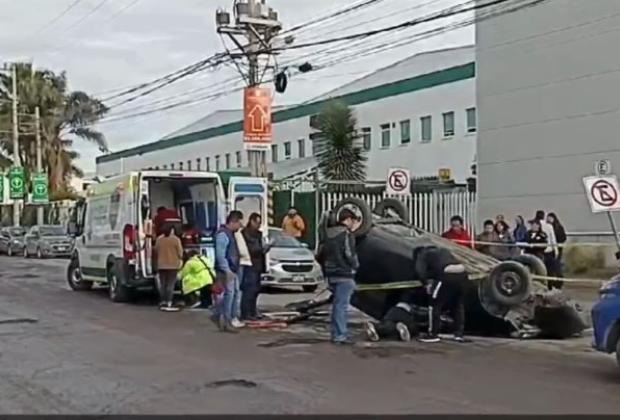 Auto cae en bache y vuelca en la zona del Parque Industrial