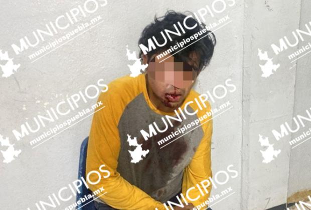 Vecinos de Texmelucan golpean a sujetos acusados de ladrones