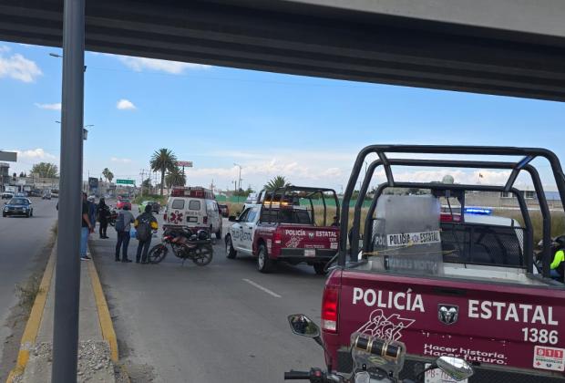 Muere joven motociclista al caer de puente del Periférico; hay una mujer herida