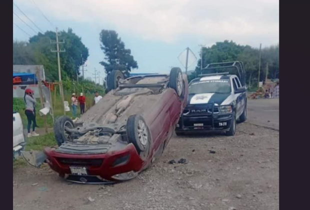 Ebrio provoca choque, vuelca y atropella a dos mujeres en Tehuacán