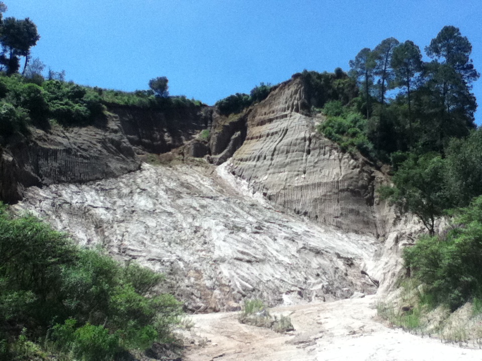 Pobladores de Otlatla exigen cierre de mina de arena