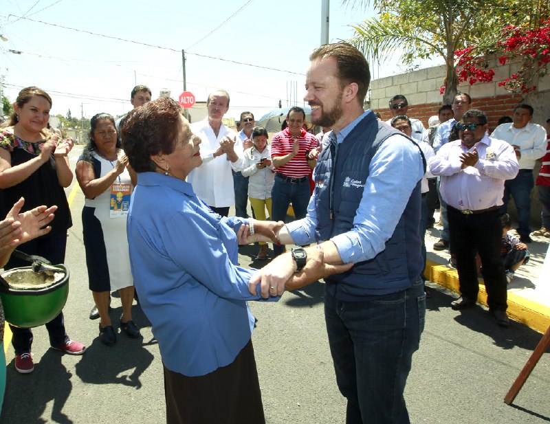 Luis Banck entregó nuevo panteón en Totimehuacan