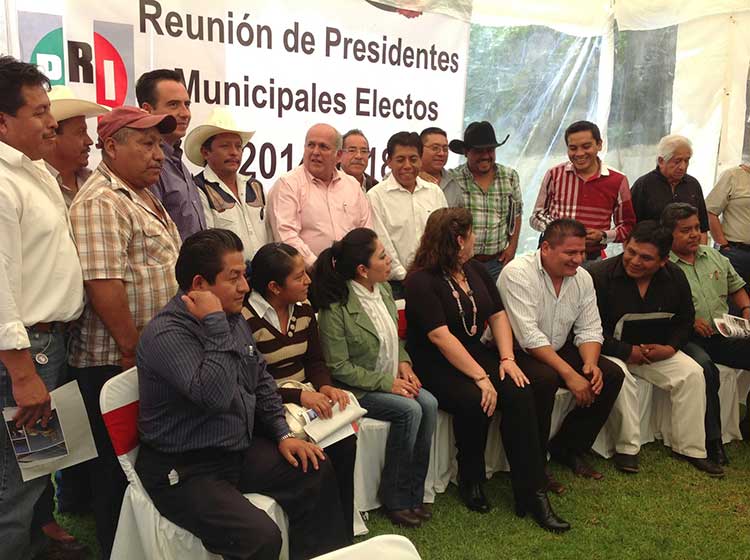 Se reúnen ediles electos del PRI para apoyar reformas de EPN