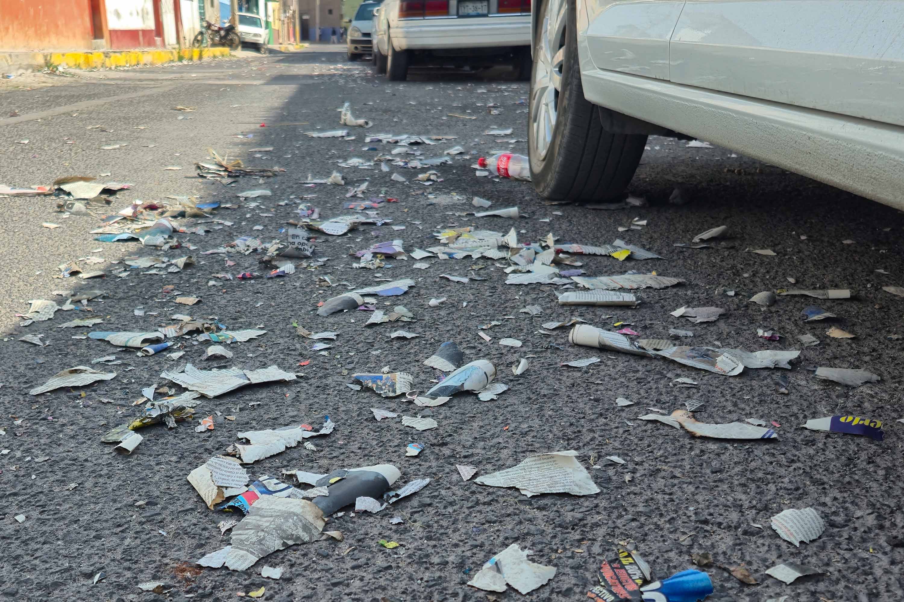 VIDEO Basura de pirotecnia en calles de Puebla