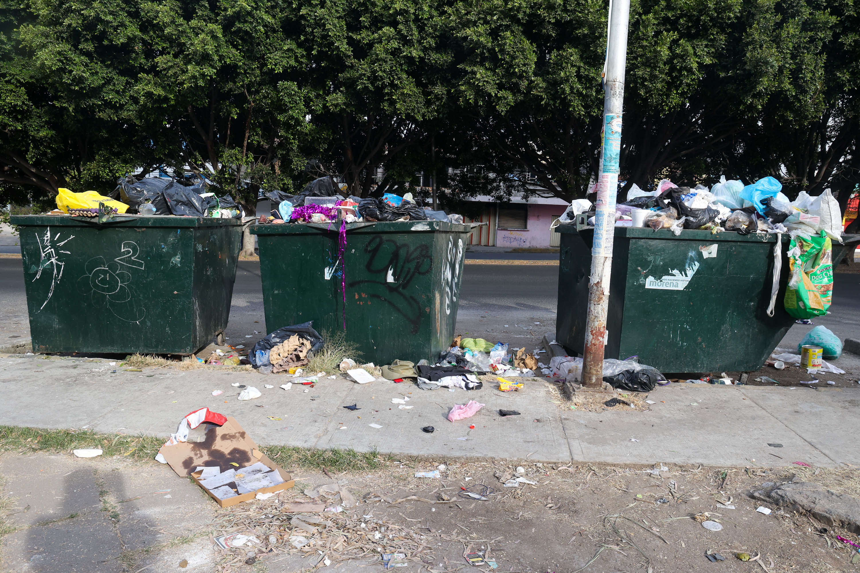 VIDEO Contenedores de basura desbordados tras festejos