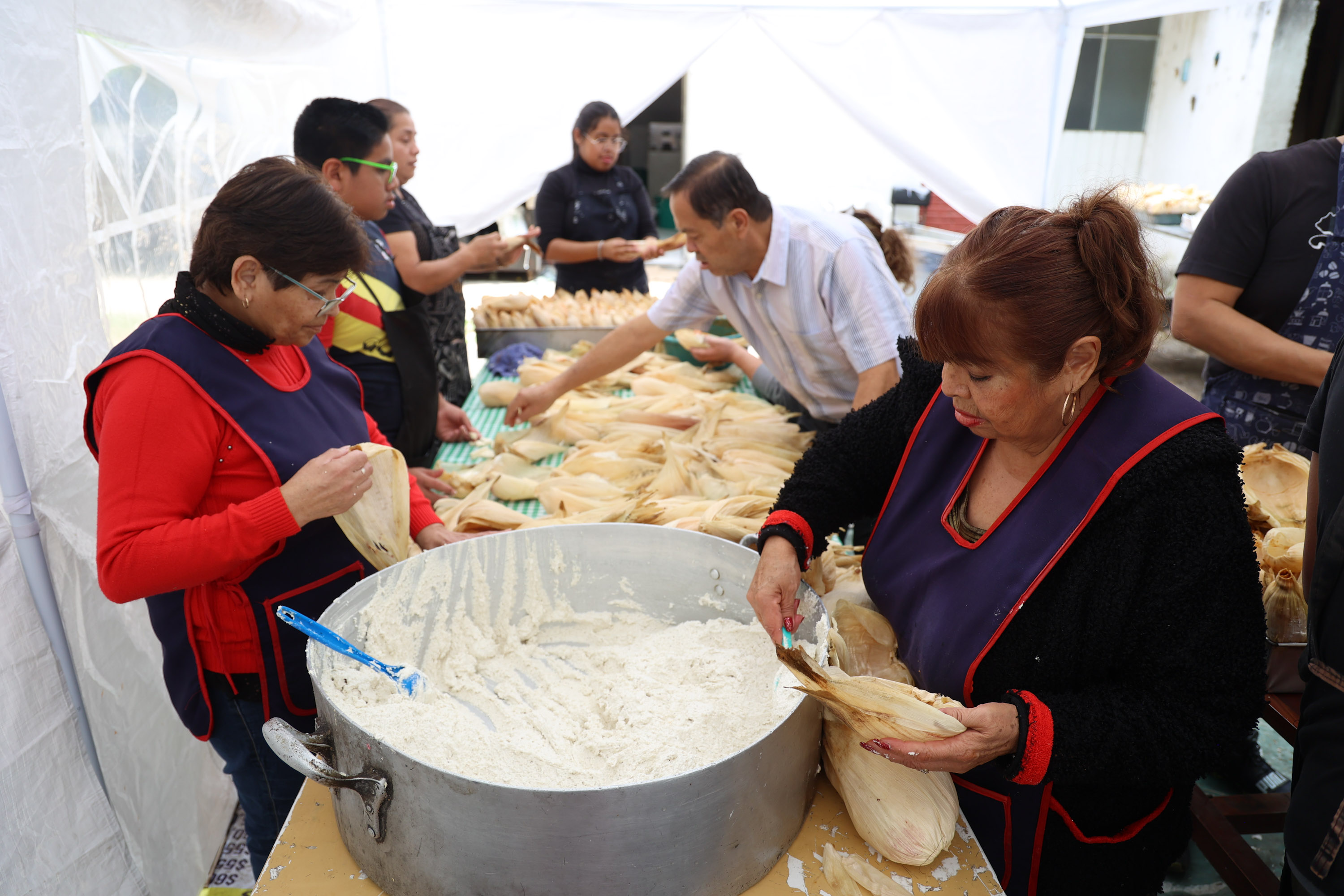 VIDEO Familia Domínguez elabora hasta cinco mil tamales para este 2 de febrero