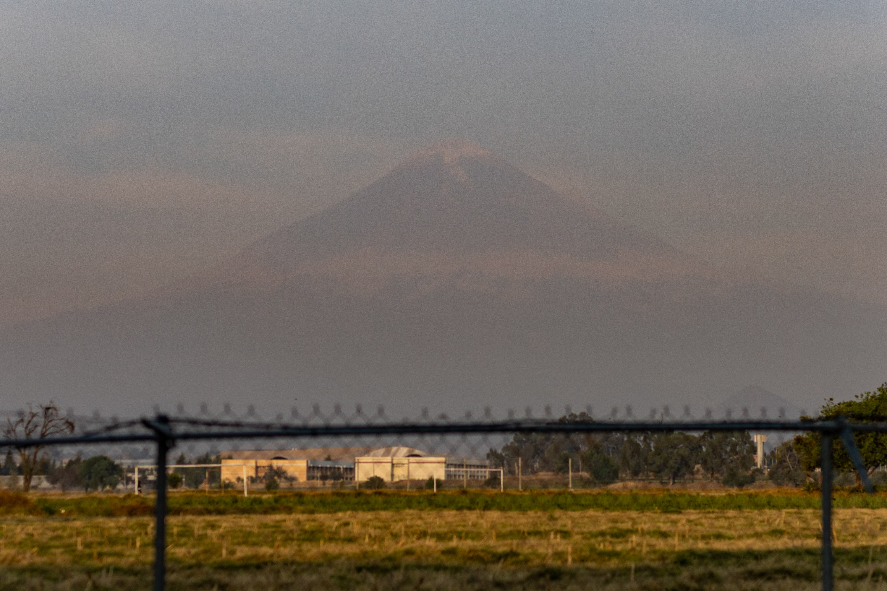 VIDEO El volcán Popocatépetl se mantiene en calma