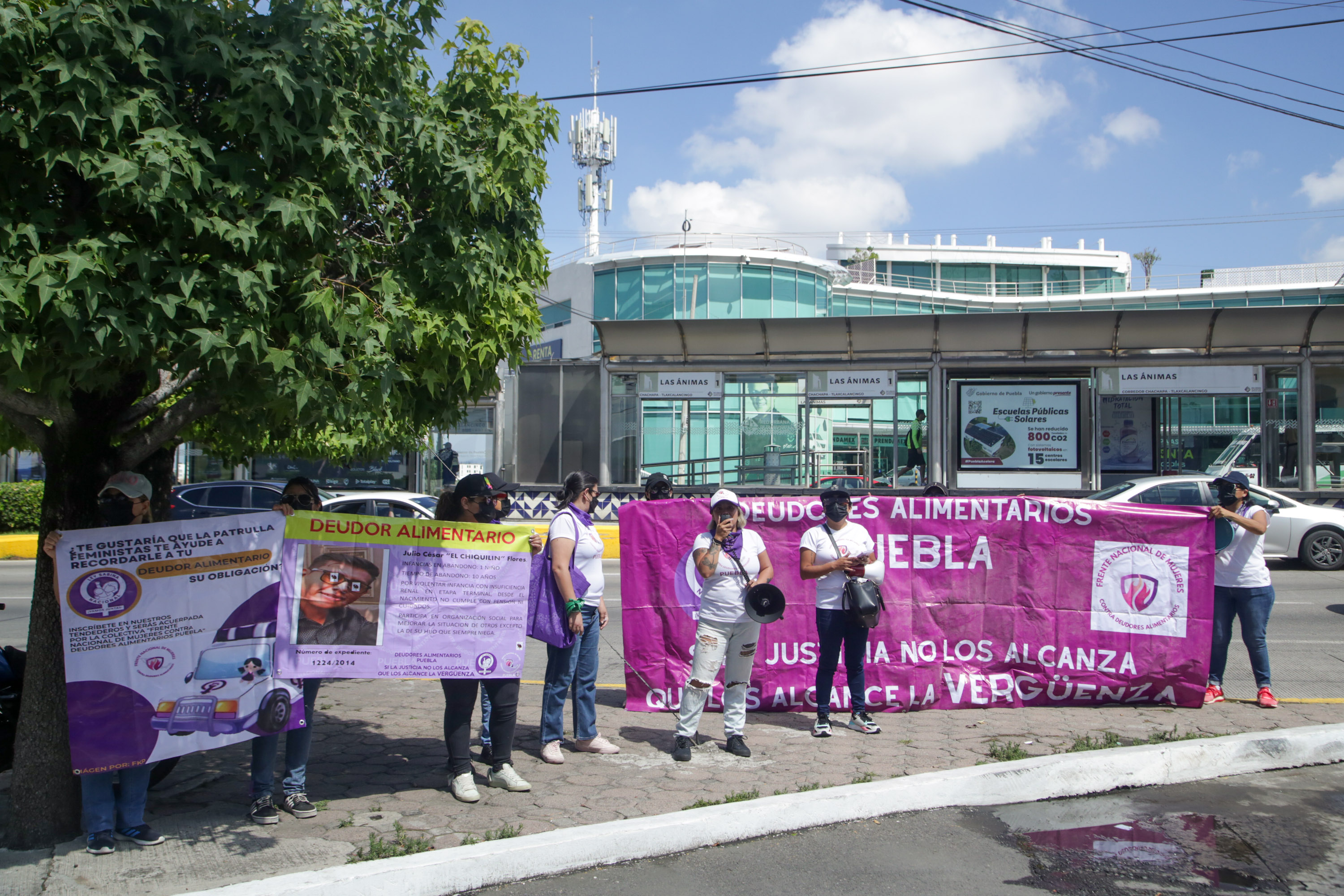 VIDEO Patrulla Feminista exhibe a deudor alimentario