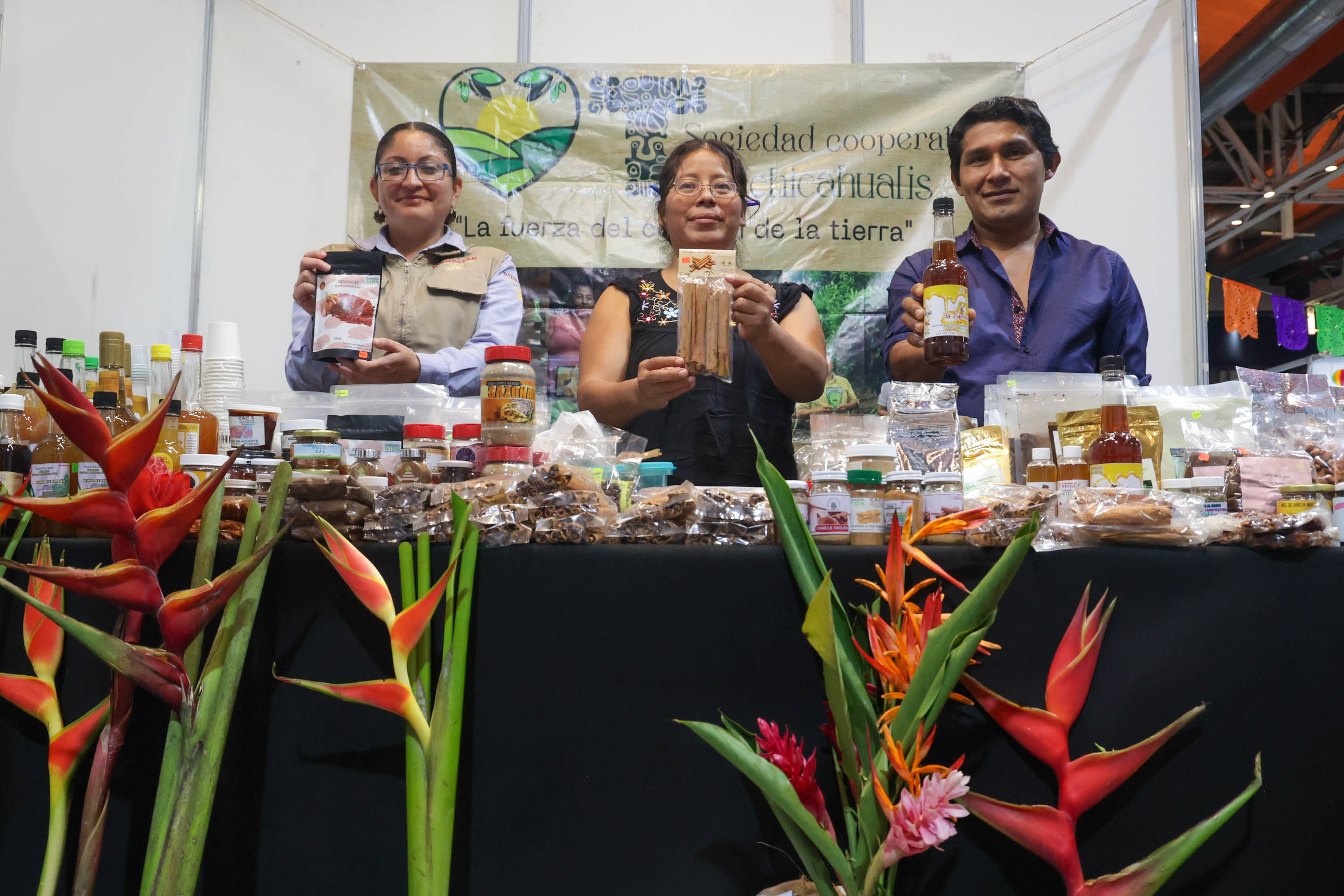 Artesanías y emprendimientos en la Expo Cooperativa 2024 en Puebla