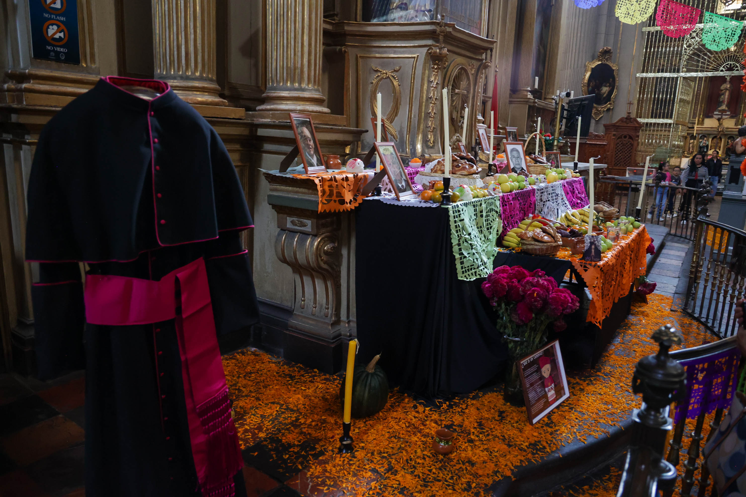 VIDEO Dedican ofrenda dedicada a canónicos fallecidos