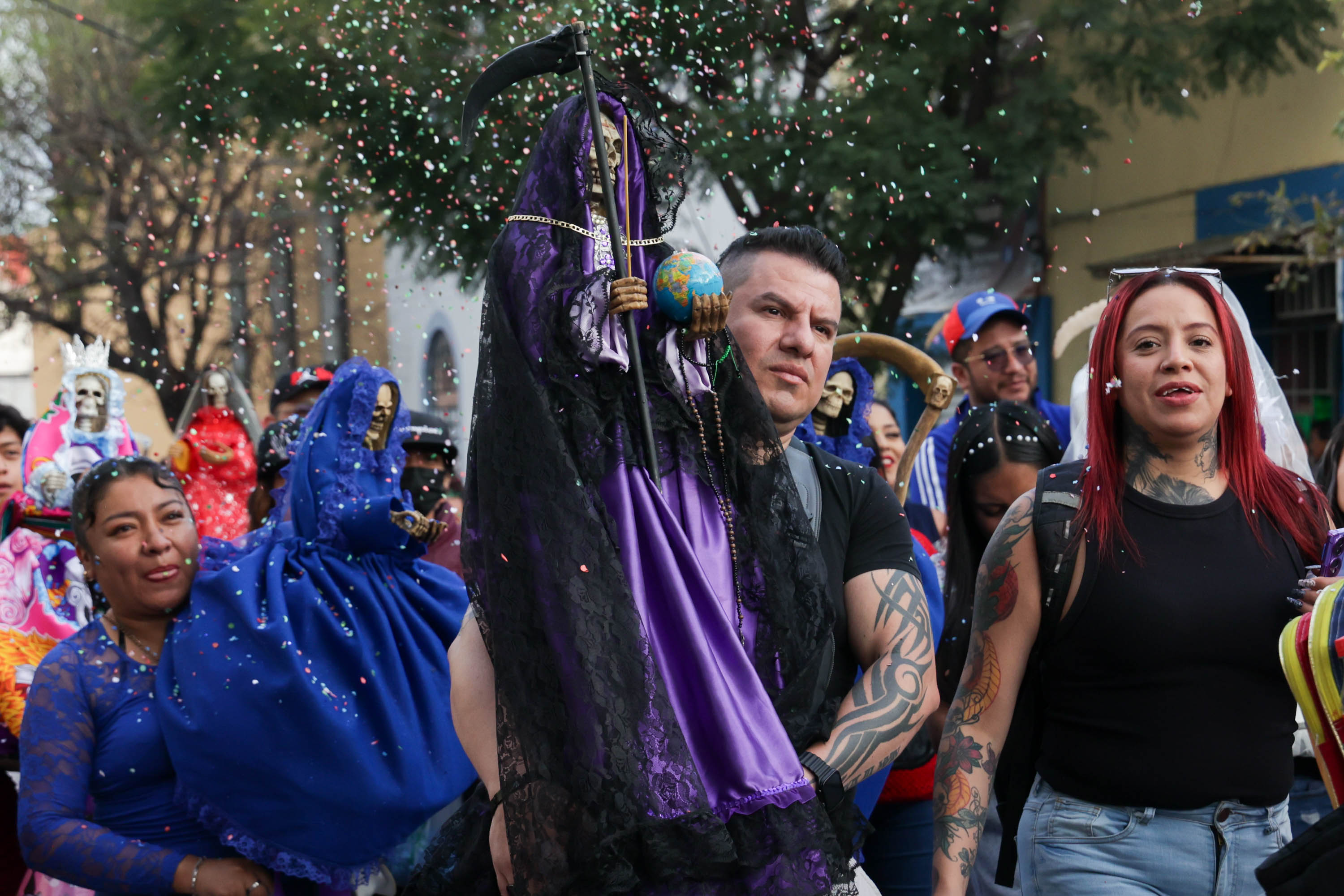 Devotos veneran a la Santa Muerte con una procesión en Puebla