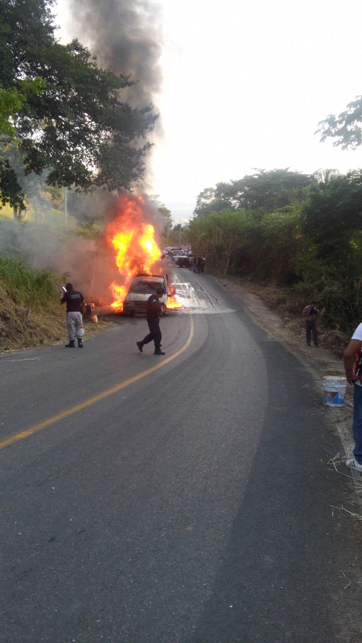 Fuego consume camioneta en carretera de Venustiano Carranza