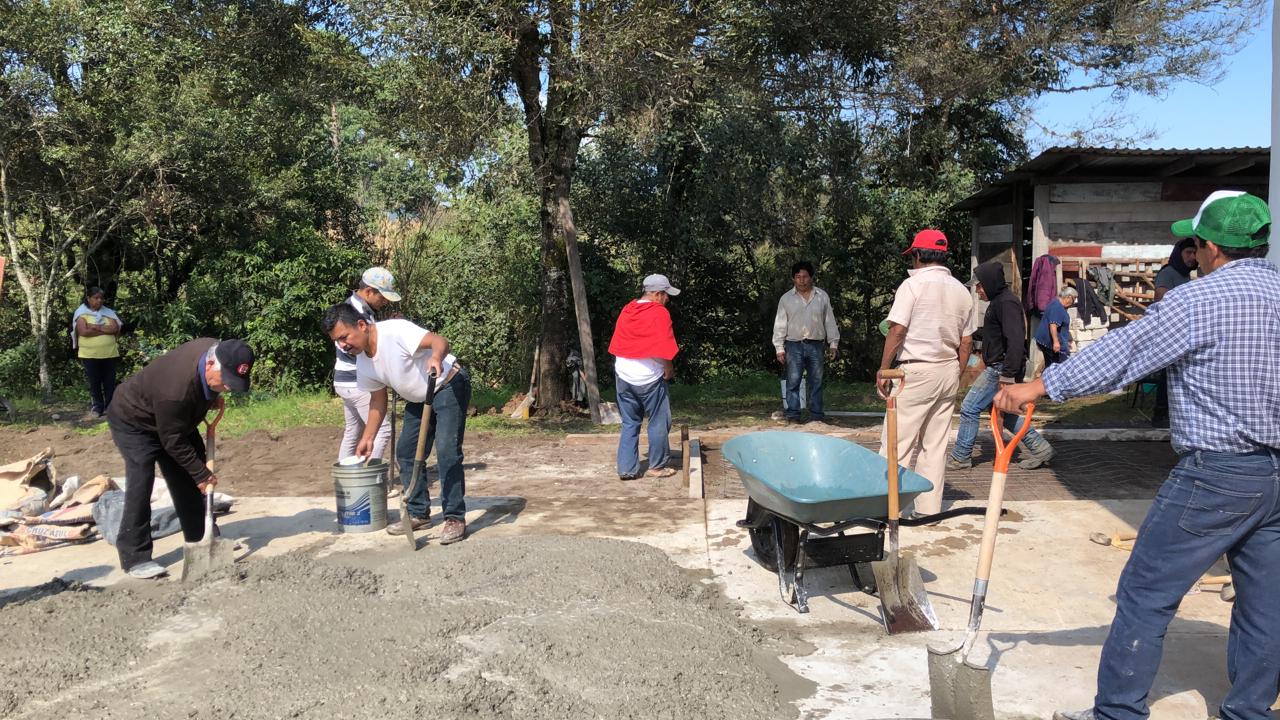 Colonos pavimentan atrio en Los Volcanes