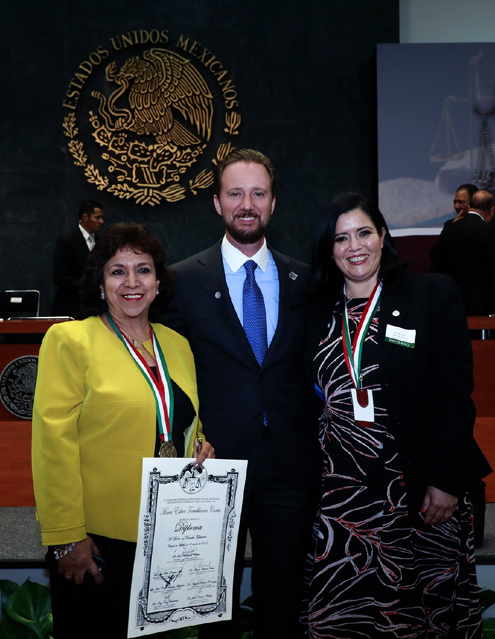 Acompaña Banck a síndica a recibir reconocimiento 