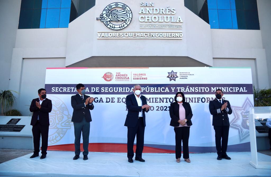 Entregan patrullas y uniformes a policías de San Andrés Cholula