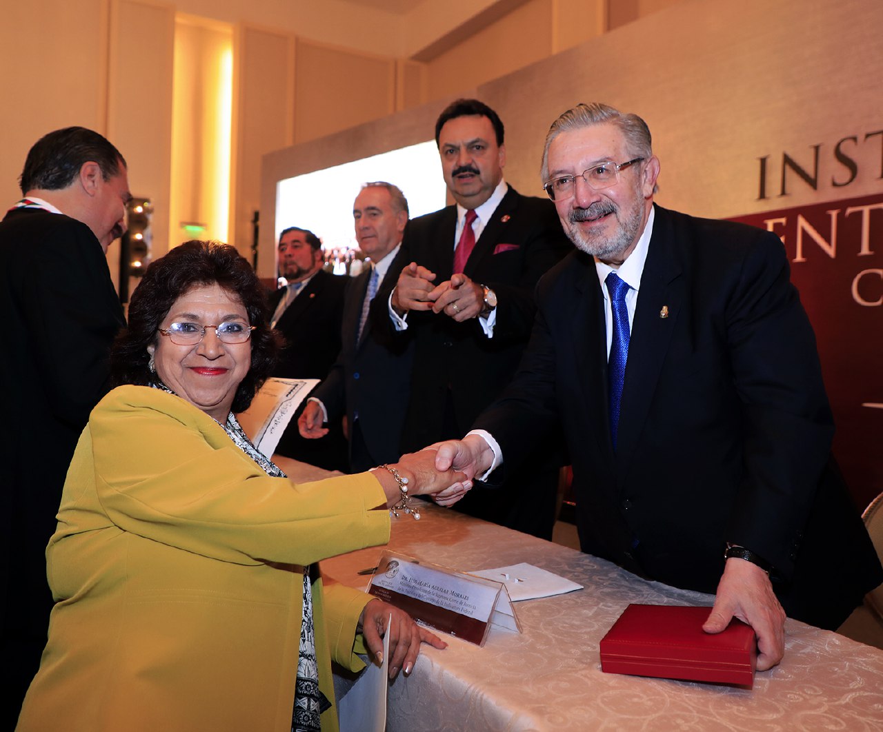 Acompaña Banck a síndica a recibir reconocimiento 