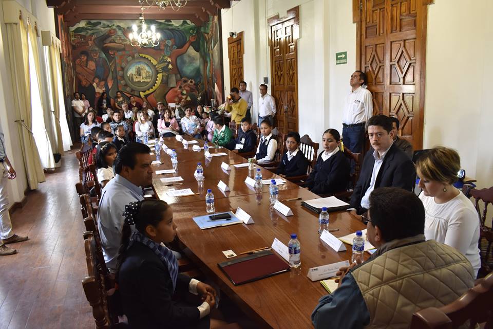  Legisladora infantil pide por libertad de expresión en cabildo de Teziutlán