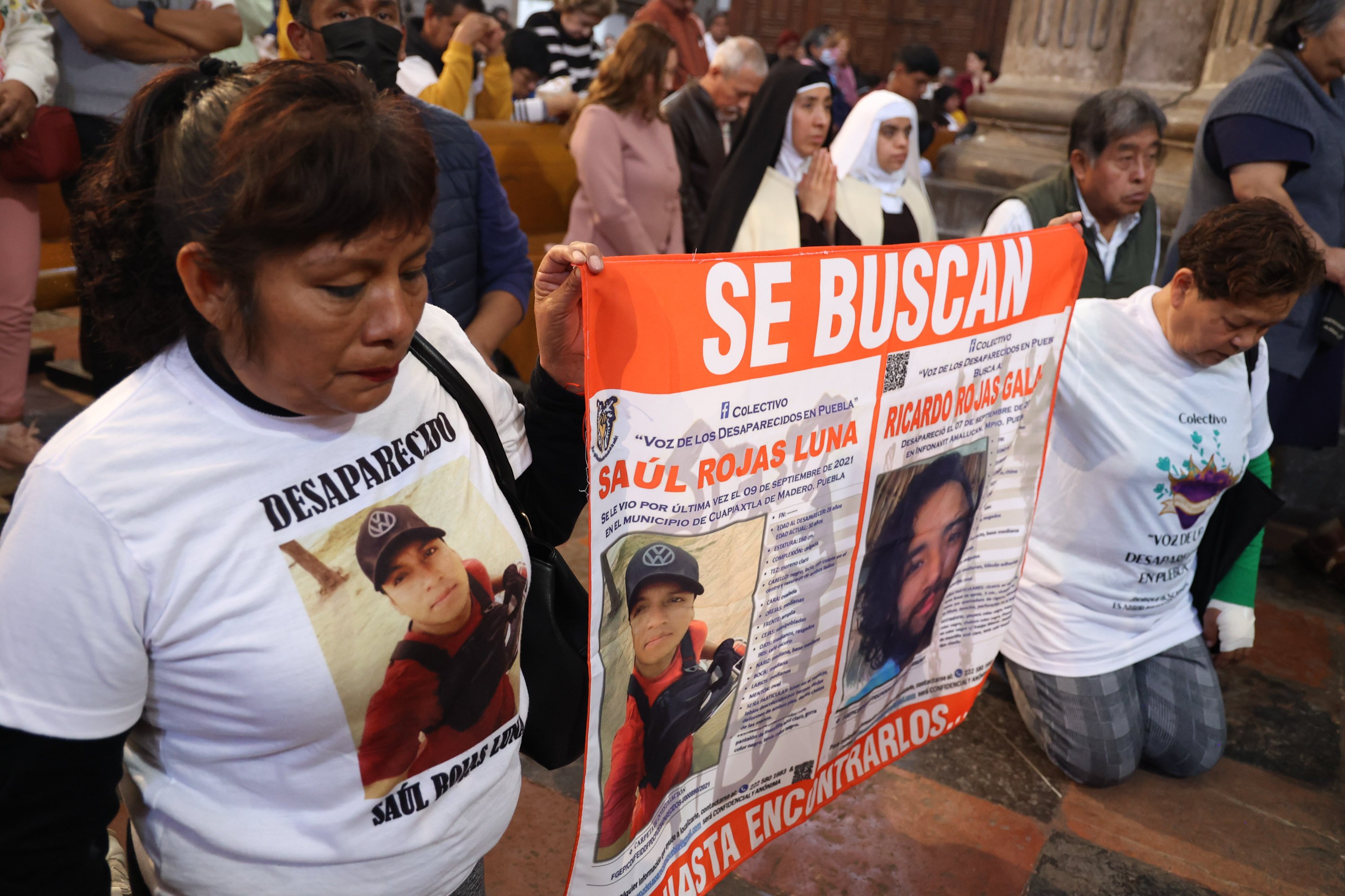 Madres buscadoras arriban a Catedral de Puebla