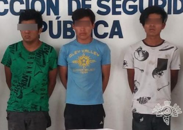 Detienen a tres ladrones de moto en Tehuacán; llevaban escopeta