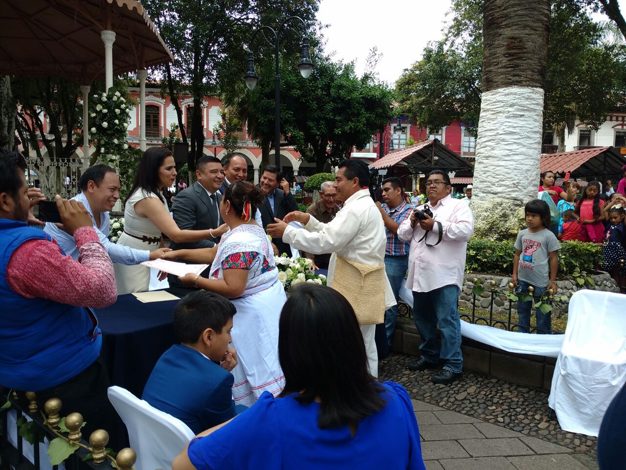 Decenas de parejas se casan en boda comunitaria de Huauchinango