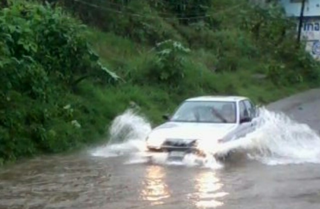 Calle se inunda en Huauchinango por falta de rompe tormentas