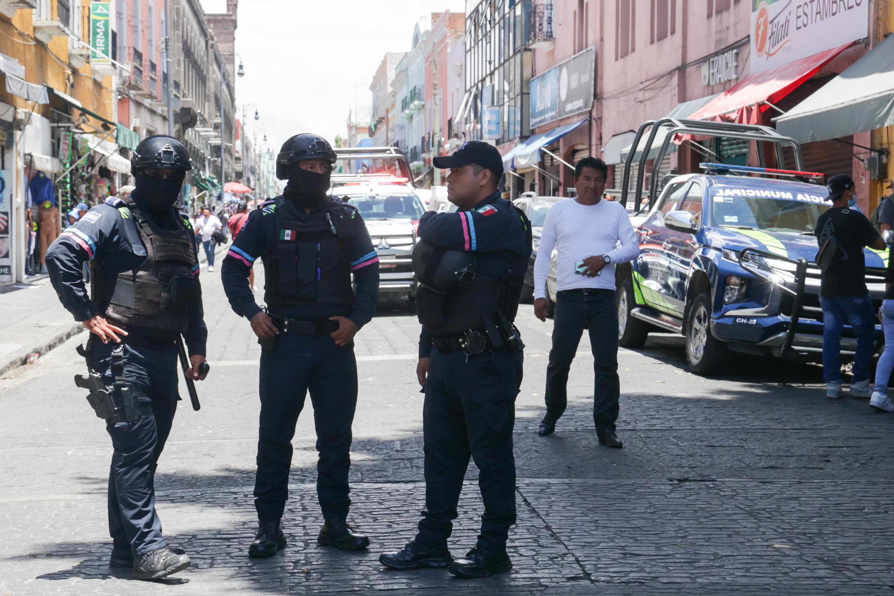 Presunto conflicto con comerciantes, genera movilización policiaca en Puebla