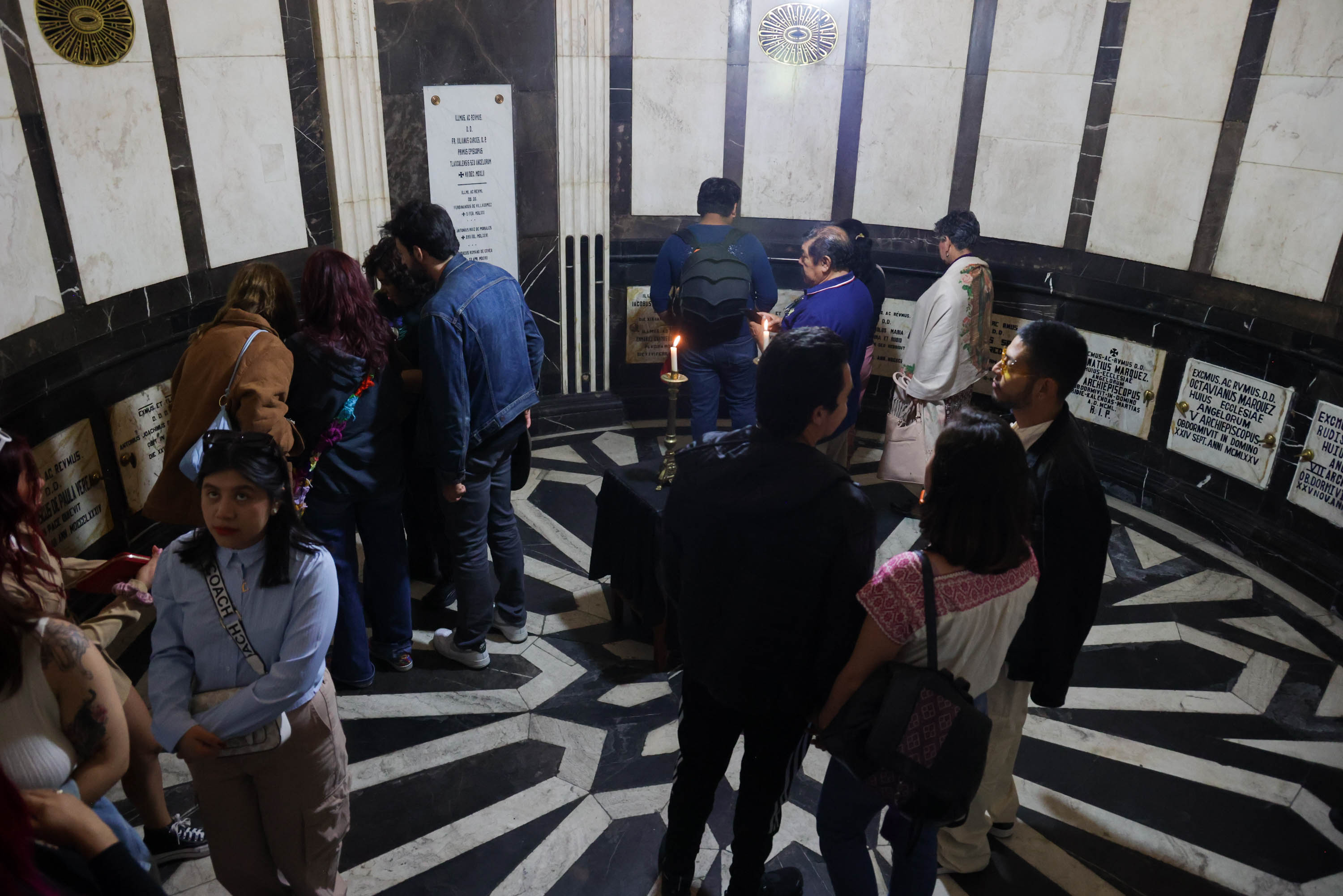 VIDEO Abren las Criptas de los Obispos en la Catedral de Puebla