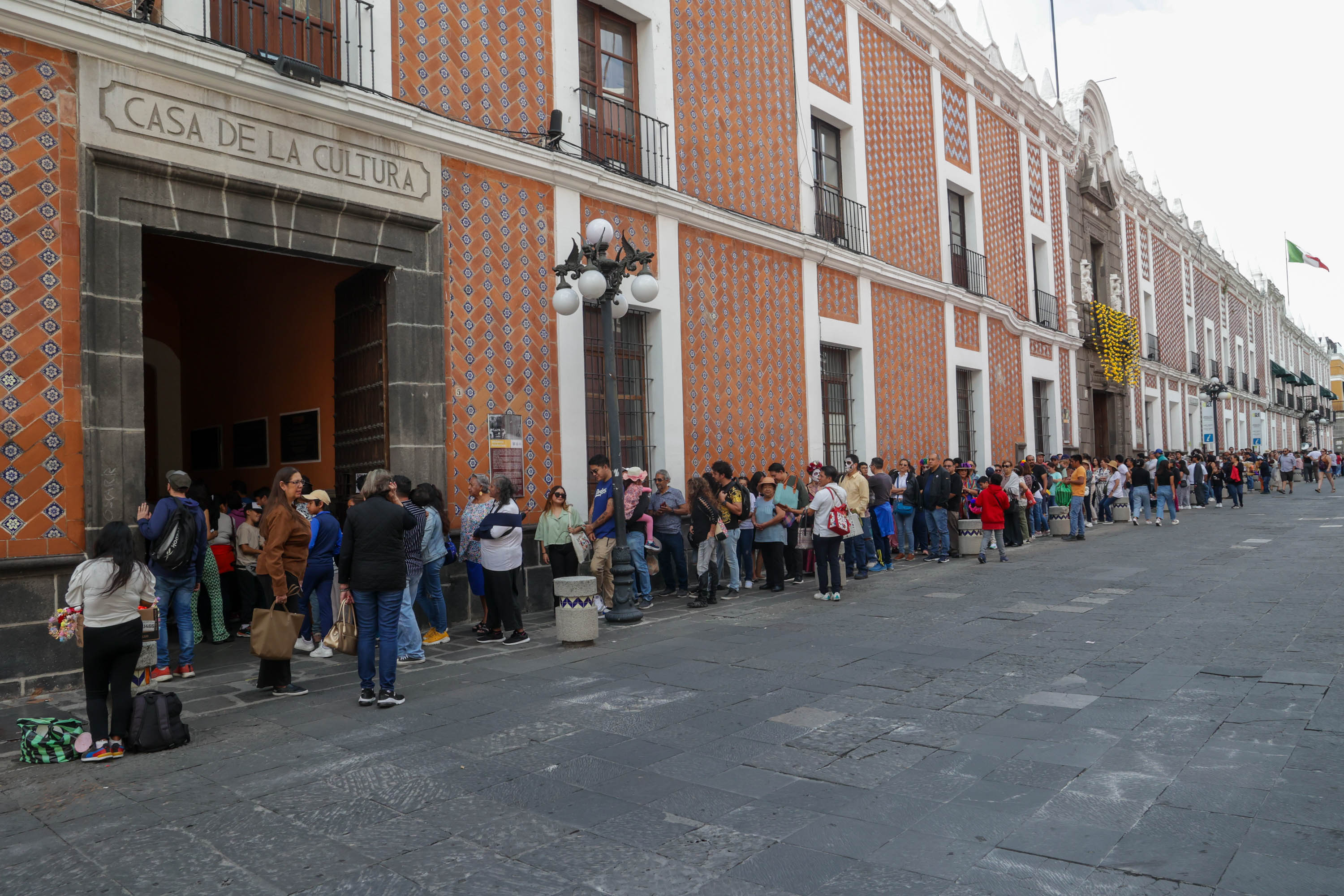 VIDEO Larga fila para visitar ofrendas en Casa de Cultura