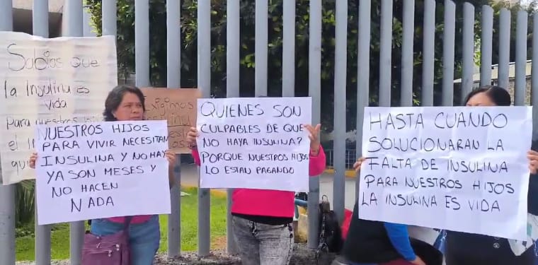 Madres de familia se inconforman por falta de insulina