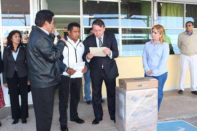 Edil entrega tablets y libros en primer día de clases en Tepeaca
