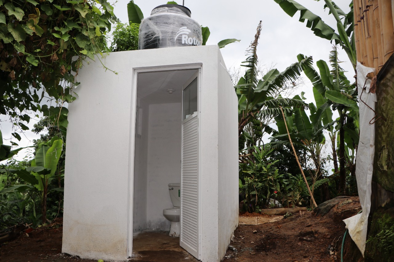Entrega CEASPUE 19 sistemas de saneamiento en Hueytamalco