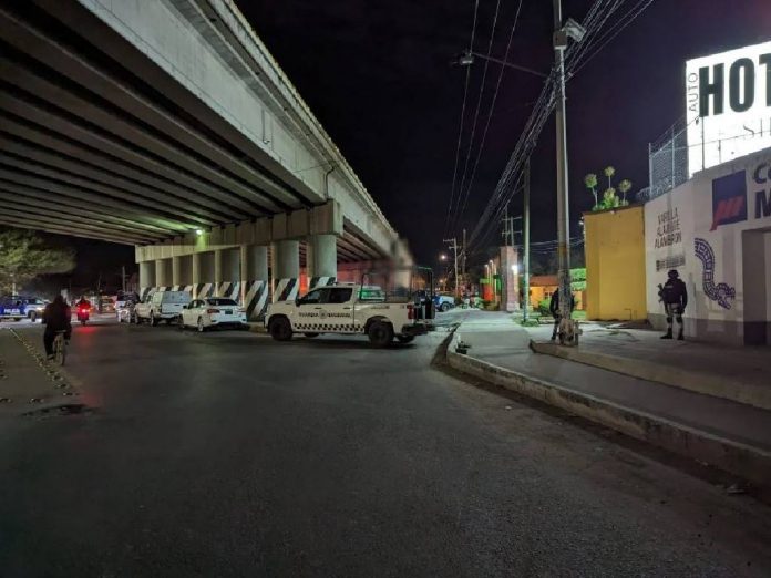 Cuelgan un cuerpo en puente vehicular en Celaya