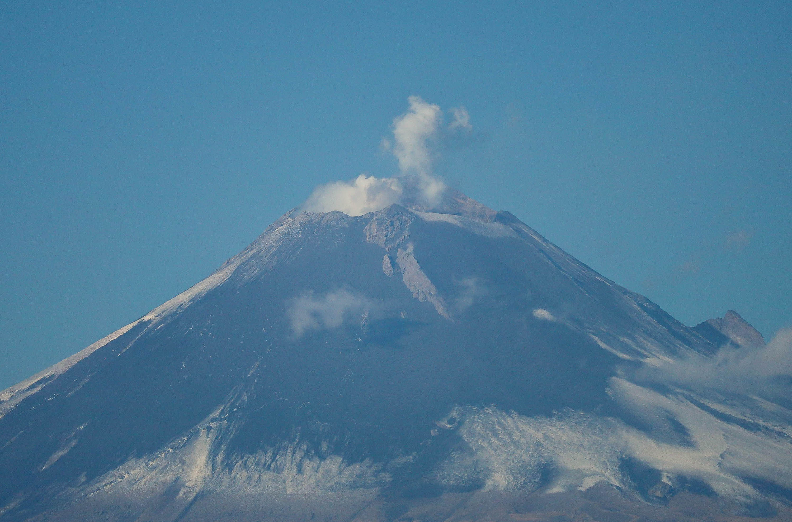 VIDEO Popocatépetl despide el puente largo de manera tranquila