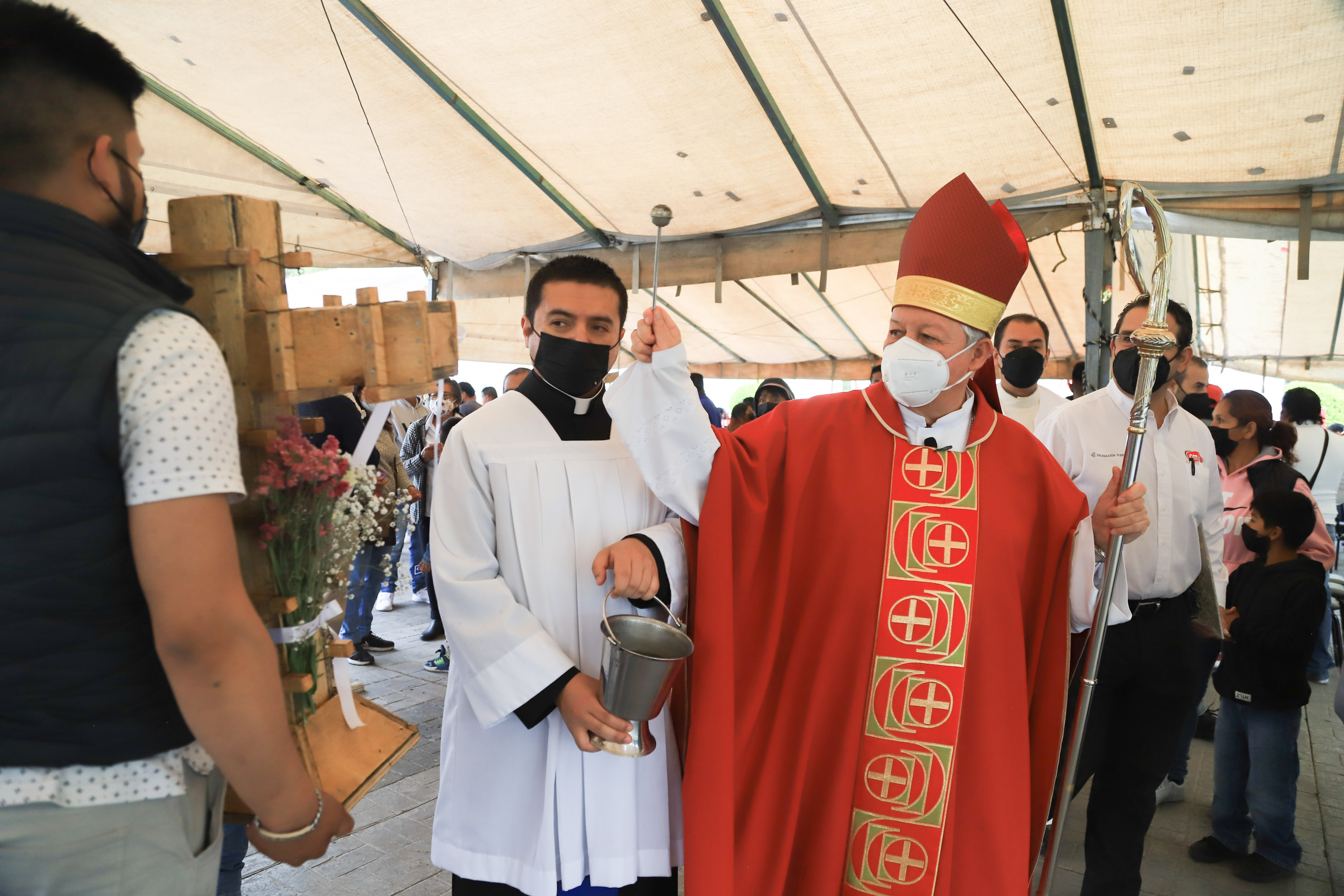 Arzobispo de Puebla celebra el día de la Santa Cruz