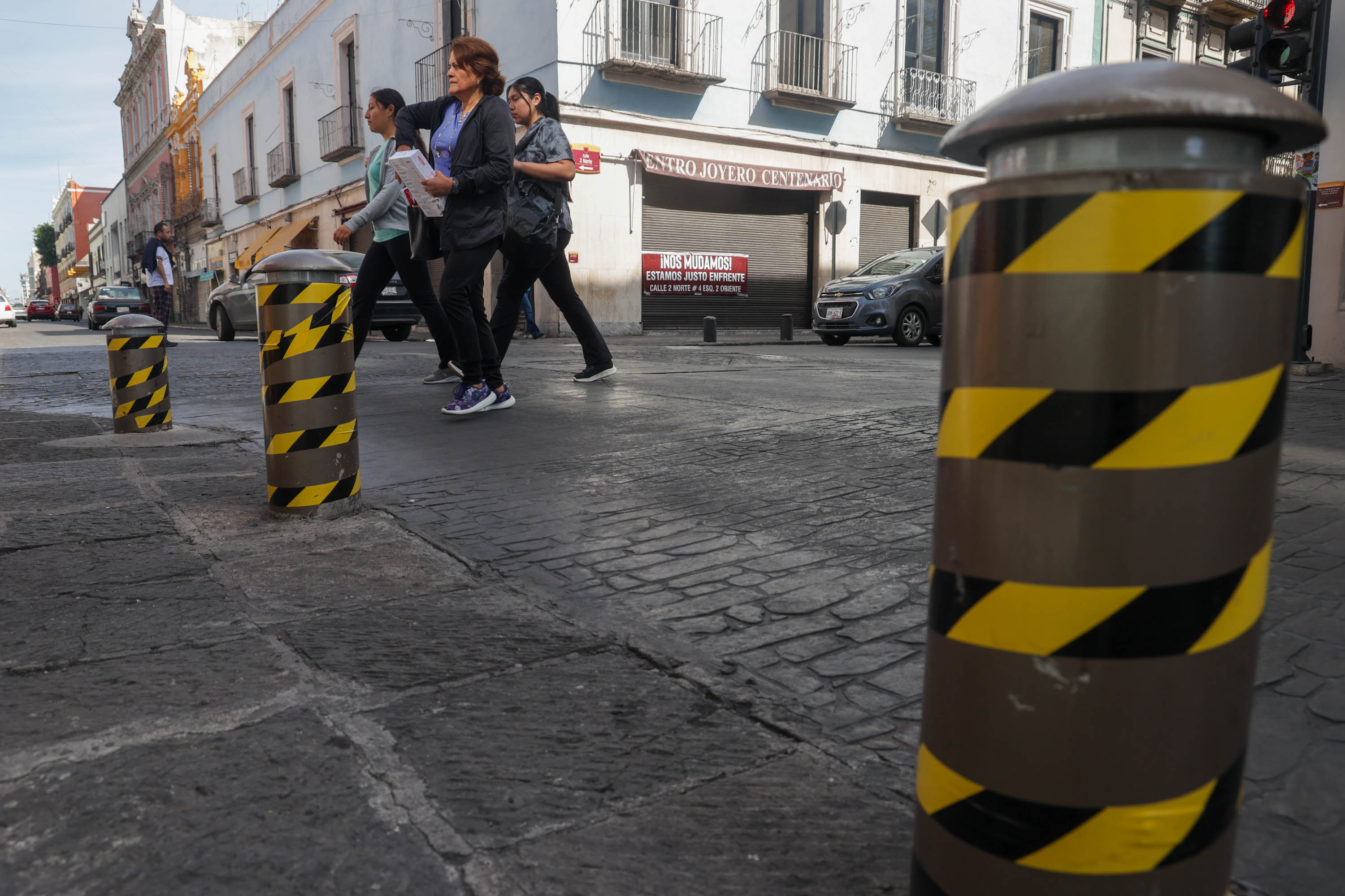 VIDEO Bolardos fueron señalados con cinta de precaución