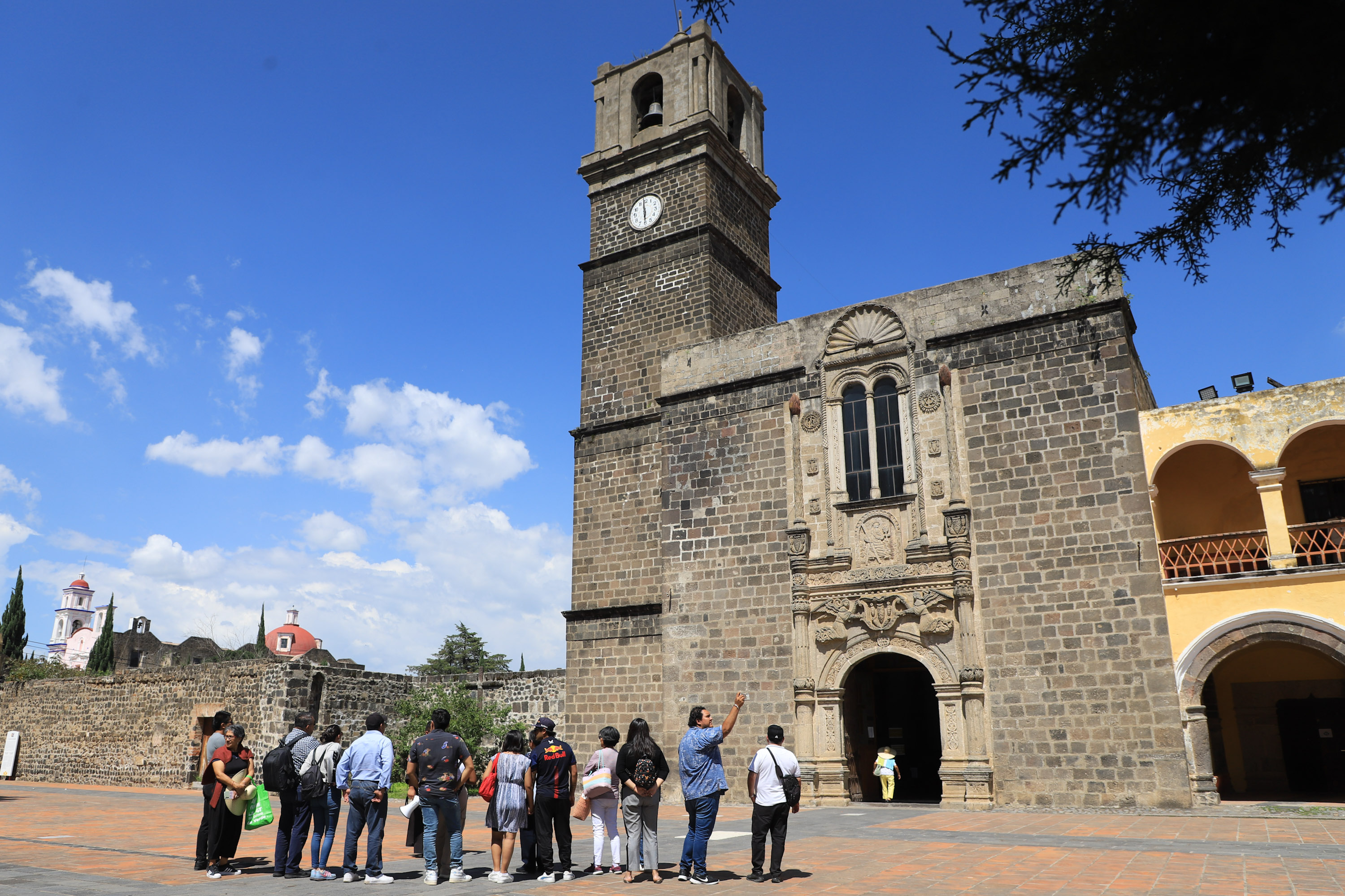 VIDEO Turismo local y nacional visita el Exconvento de San Andrés Calpan