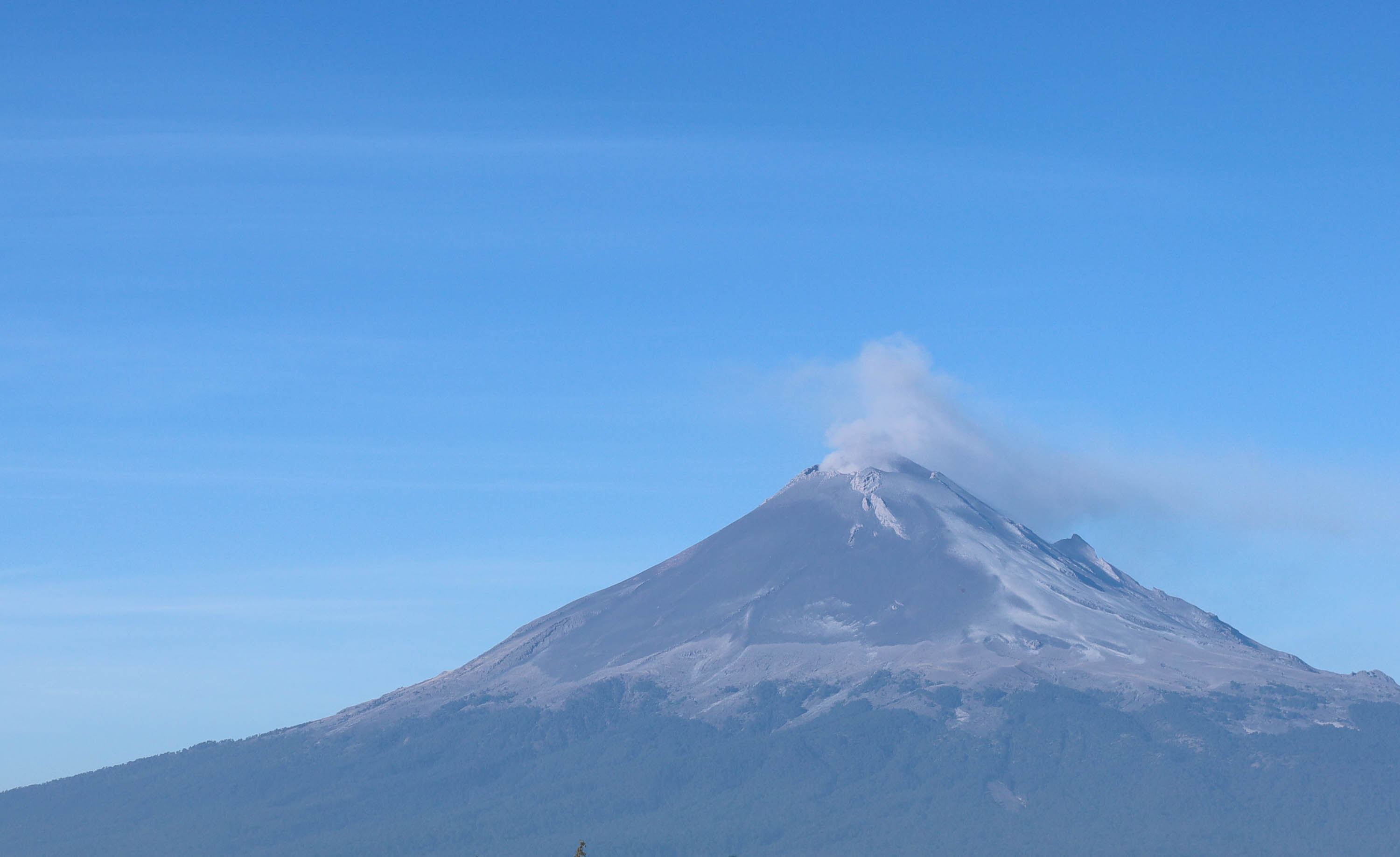 VIDEO Volcán Popocatépetl amanece en calma y bajo un cielo despejado