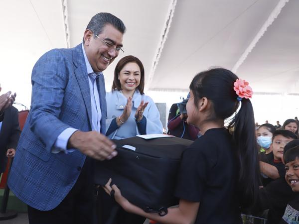 Céspedes entrega 23 ambulancias y mil 206 aparatos ortopédicos