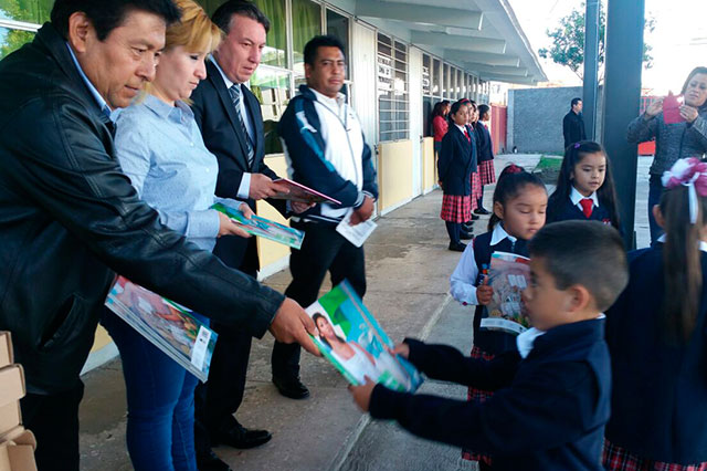 Edil entrega tablets y libros en primer día de clases en Tepeaca