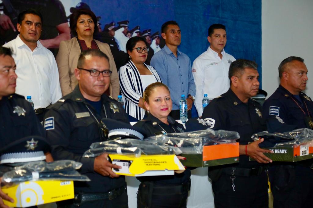 SSPTM San Andrés Cholula entrega reconocimientos y uniformes a sus elementos