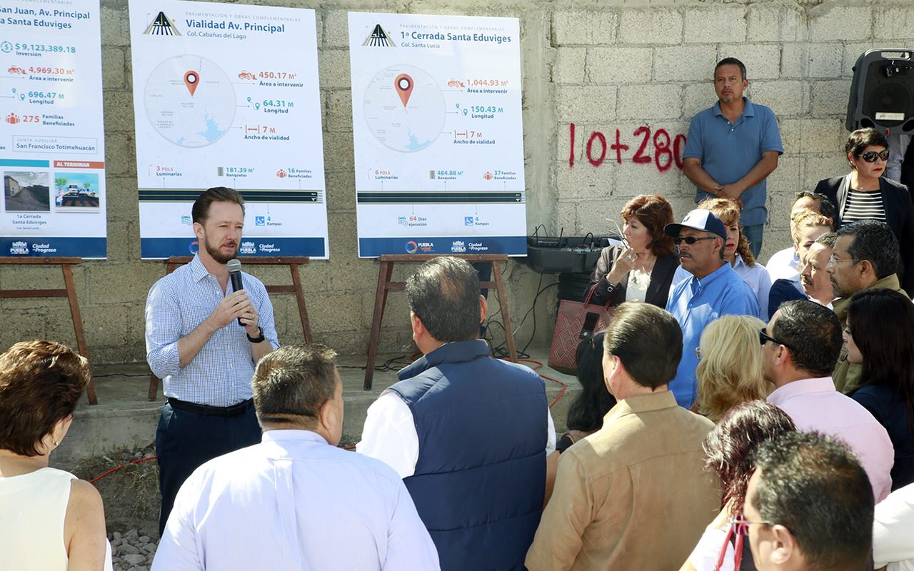 Banck y vecinos inician pavimentación en vialidades de Puebla